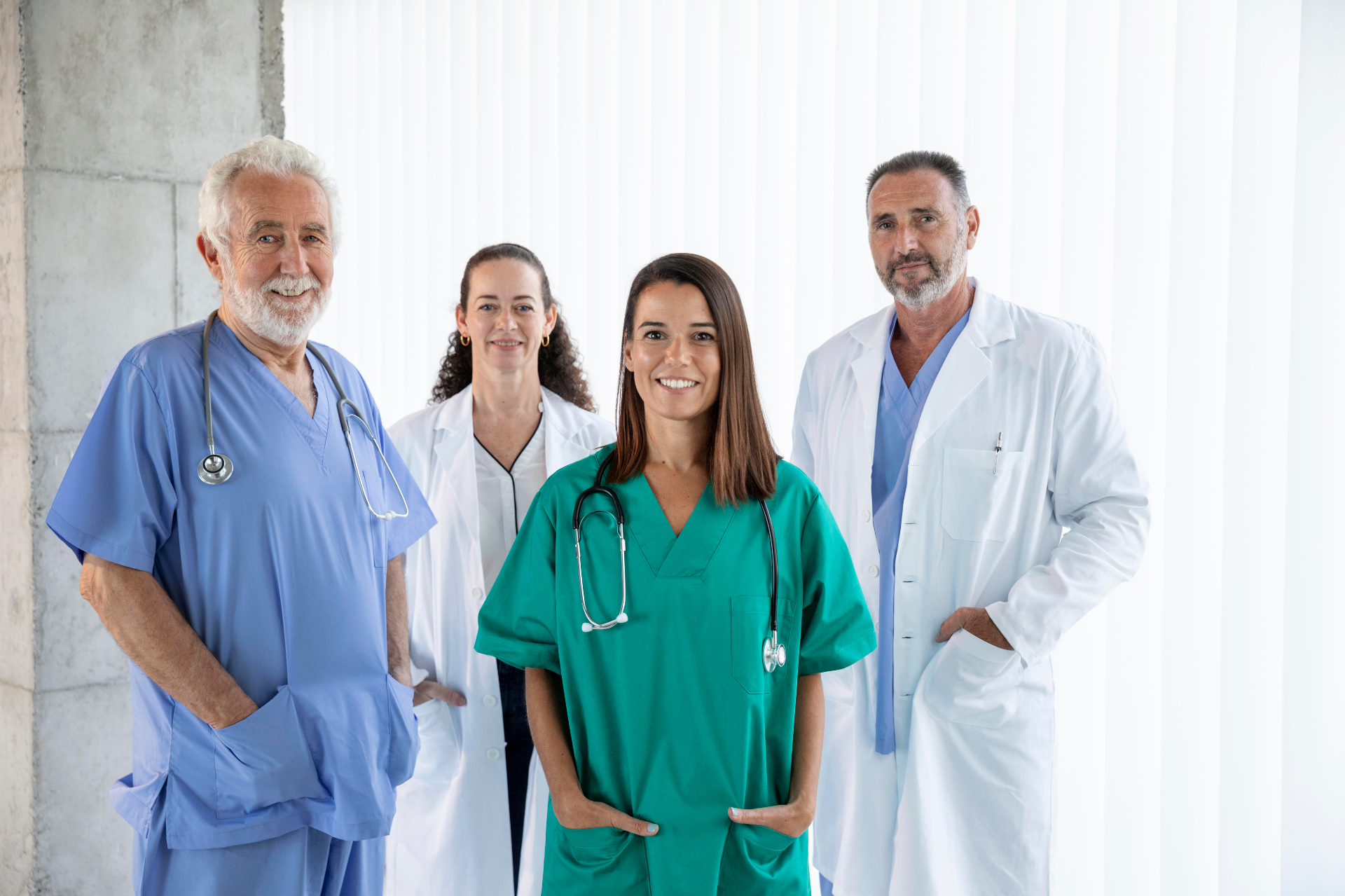 Equipa médica profissional num hospital moderno