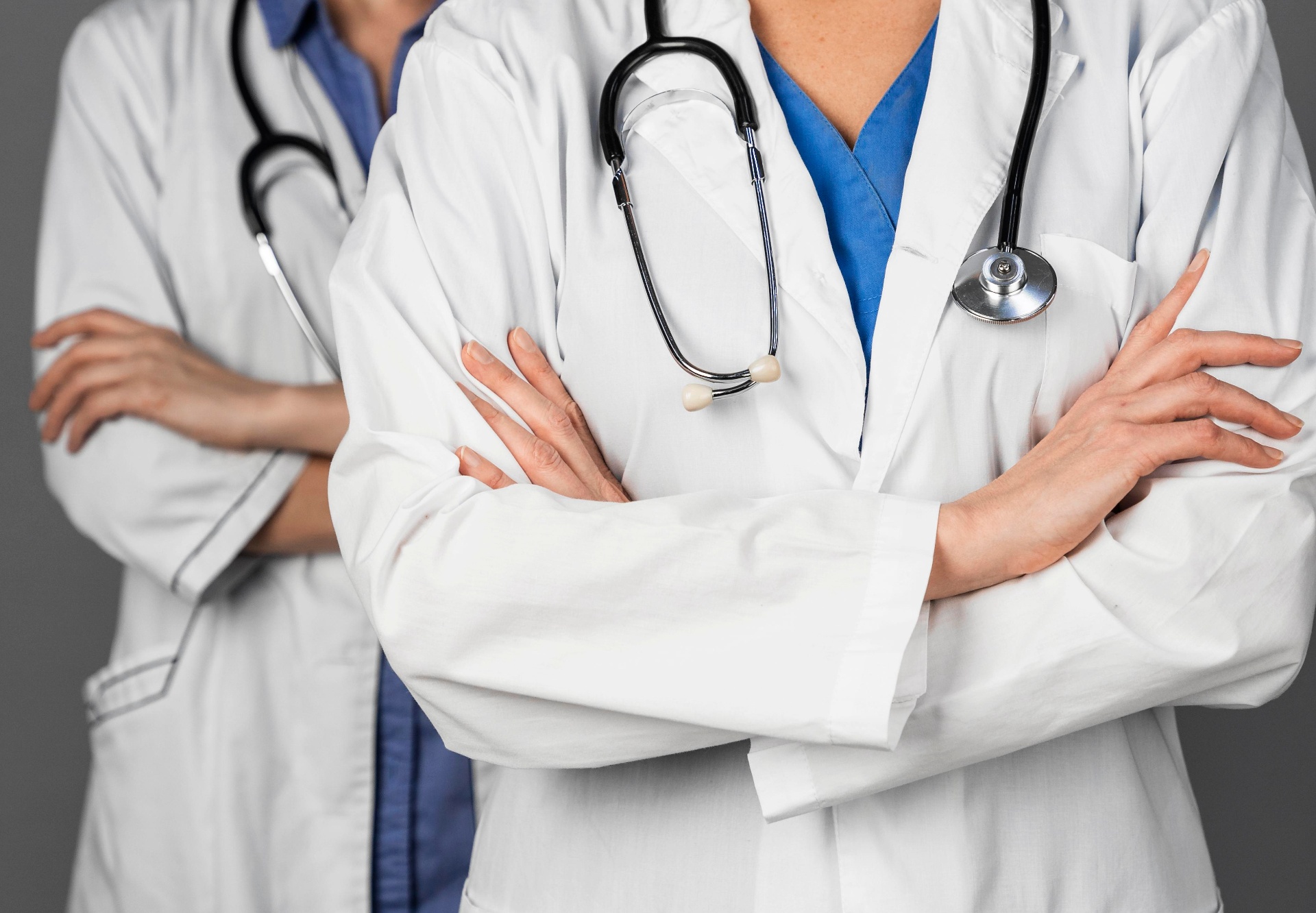 Profissionais médicos com estetoscópio
